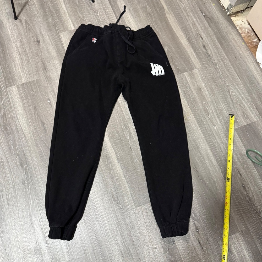 UNDEFEATED Men's Black Jogger Sweatpants size Large Streetwear Logo Pants